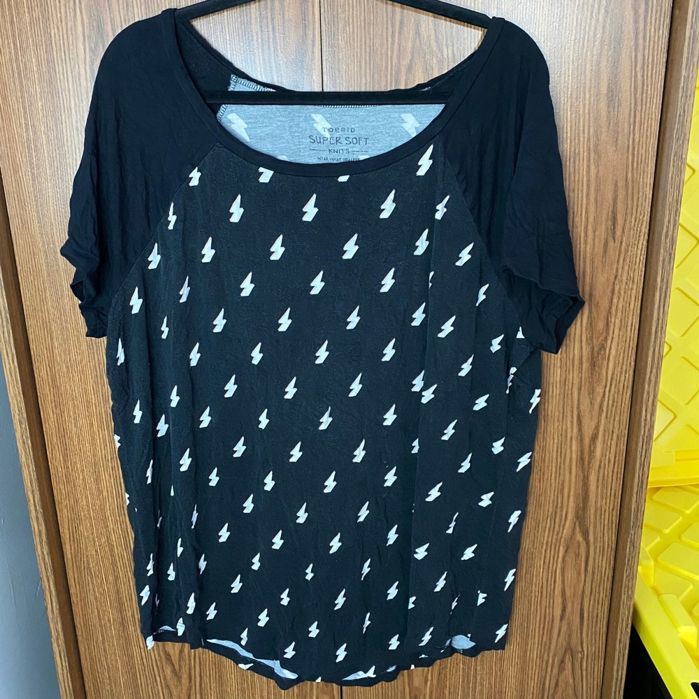 Torrid Lightning Bolt Tee Women 2 Black Super Soft Raglan